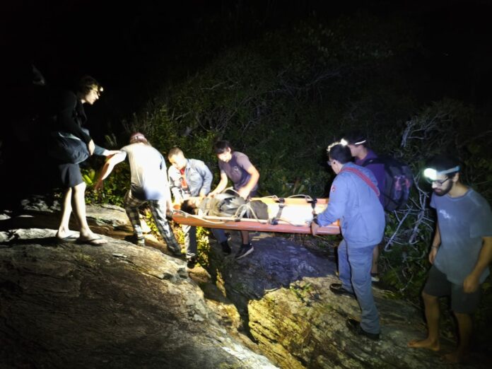 Atleta de escalada é resgatado após queda em ponto turístico de Ubatuba Atleta de escalada é resgatado após queda em ponto turístico de Ubatuba