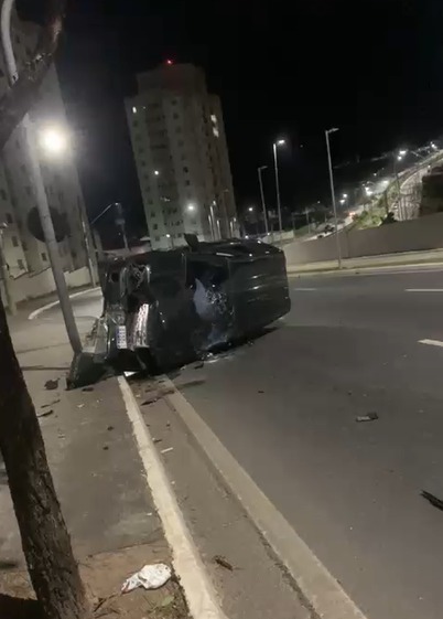 Carro tomba e bate em poste após motorista perder em São José Carro tomba e bate em poste após motorista perder em São José