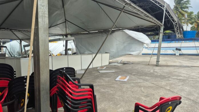 Ventania de 70 km/h causa quedas de árvores e destelhamentos no Litoral Norte Ventania de 70 km/h causa quedas de árvores e destelhamentos no Litoral Norte