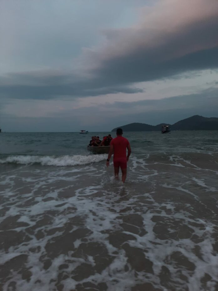 Família é resgatada após embarcação ficar à deriva durante ressaca em Ubatuba Família é resgatada após embarcação ficar à deriva durante ressaca em Ubatuba