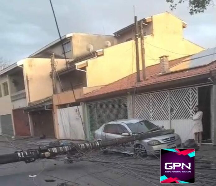 Poste cai e atinge carro em São José Poste cai e atinge carro em São José
