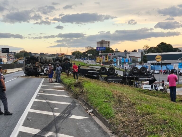 Caminhão tomba na Dutra e carga com bobinas de aço desce barranco e derruba poste em Taubaté