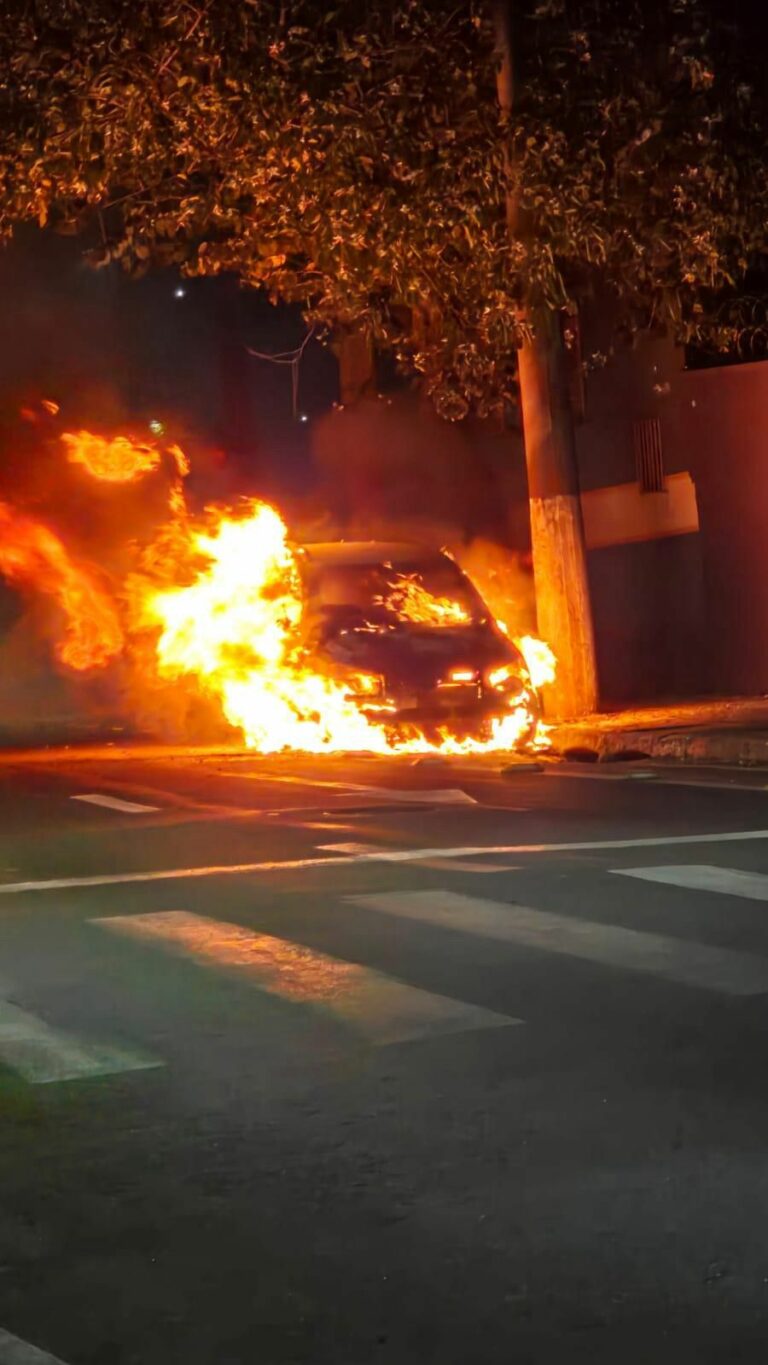 Carro estacionado pega fogo e mobiliza bombeiros em Jacareí