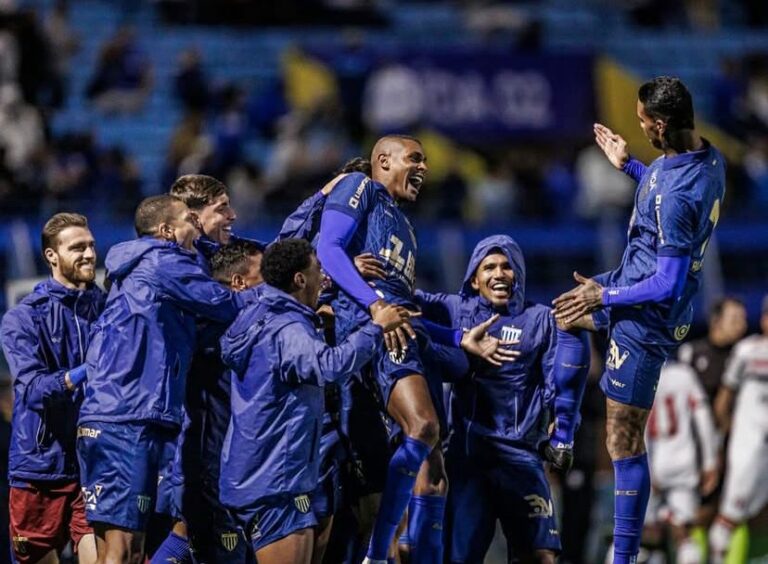 Na lanterna, Botafogo leva cinco gols e perde a terceira seguida na Série B