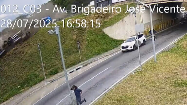 VÍDEO flagra momento em que bobinas derrubam poste após acidente com caminhão na Dutra, em Taubaté