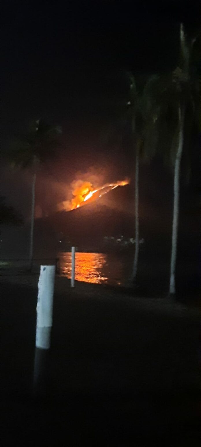 Bombeiros seguem no combate a incêndios em morros de Caraguatatuba pelo 2º dia seguido
