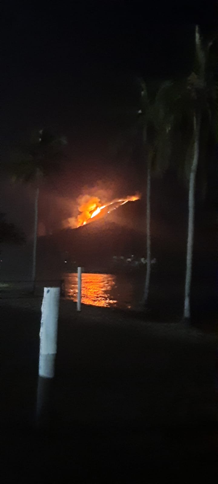 Bombeiros seguem no combate a incêndios em morros de Caraguatatuba pelo 2º dia seguido