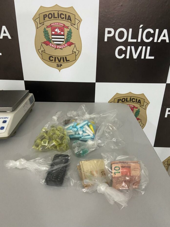Com ele, foram apreendidas 23 pedras de crack, seis porções de maconha, 56 pinos de cocaína, 14 porções de haxixe, 36 porções de skunk, R$ 388 em dinheiro e um celular usado na comunicação do tráfico.