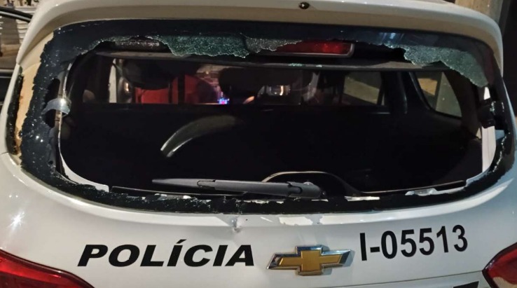 Mulher é presa após quebrar viatura da PM em Lagoinha por R$ 20