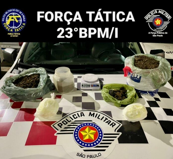 A Polícia Militar apreendeu mais de 8 kg de drogas na noite de segunda-feira (29) em Guaratinguetá. A Polícia Militar apreendeu mais de 8 kg de drogas na noite de segunda-feira (29) em Guaratinguetá.