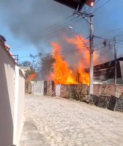 Incêndio atinge depósito de paletes em Lorena