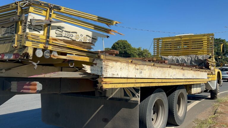 Ciclista fica gravemente ferido ao ser atingido por carga de ferro que caiu de caminhão em Piracicaba