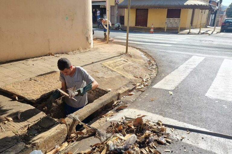 Prefeitura realiza limpezas preventivas de bocas de lobo na região central