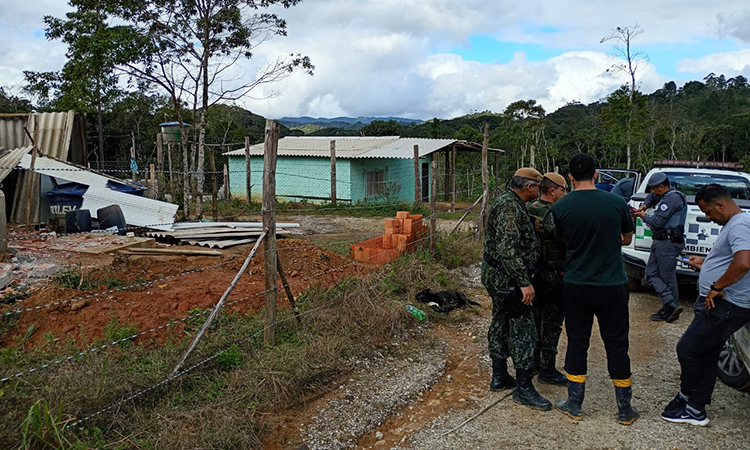 Construções irregulares em área de preservação são demolidas em Itanhaém