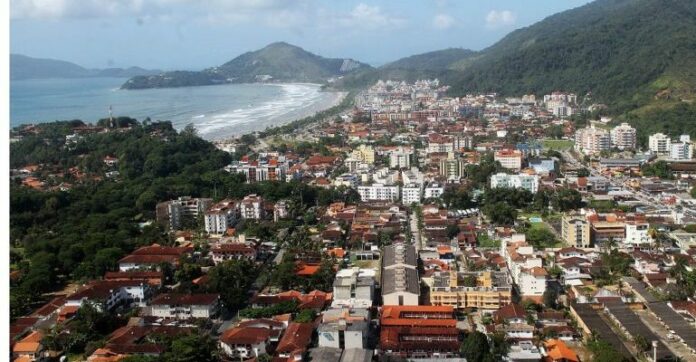 Ubatuba assina convênio com a Caixa para construir casas a famílias do Morro do Fórum