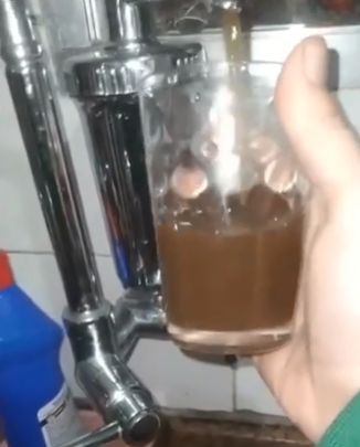 Moradores reclamam de água barrenta em bairros da Praia Grande