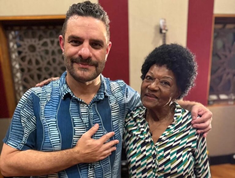 Alaíde Costa grava música de Dorival Caymmi com Adriano Grineberg