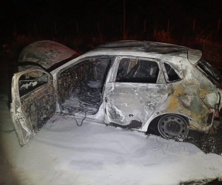 Carro fica destruído após ser consumido por incêndio em rodovia de Itanhaém