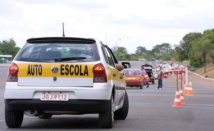 Associação dos Detrans reage à proposta do Governo dispensar autoescolas