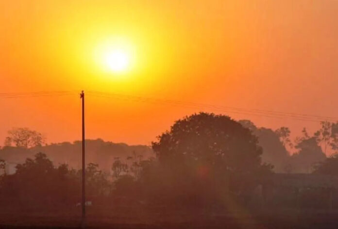 Vale do Paraíba registra baixa umidade do ar e entra em estado de atenção De acordo com o INMET, a umidade relativa do ar deve variar entre 30% e 20%, o que representa baixo risco de incêndios florestais e à saúde