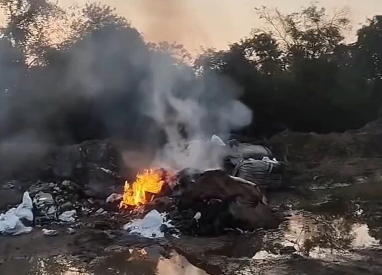 Carga de grãos derramada em linha férrea de Cubatão pega fogo e prejudica moradores