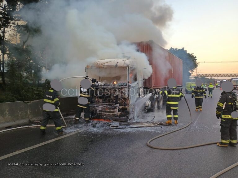Carreta pega fogo no km 62 da Rodovia Anchieta