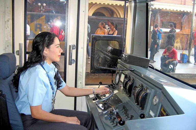 Curso do SENAI com ViaMobilidade abre portas para mulheres virarem maquinistas