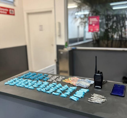 Foragido da Justiça é capturado e drogas são apreendidas em morro de Santos