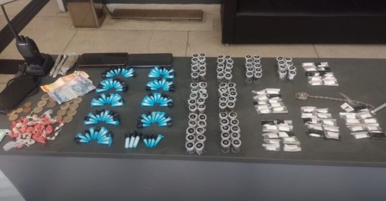 Homem é preso com dinheiro e variedade de drogas em Santos