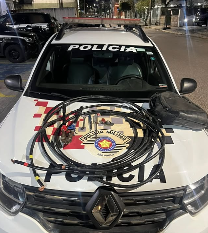 Agência bancária em Santos tem fios de energia furtados e suspeitos são presos