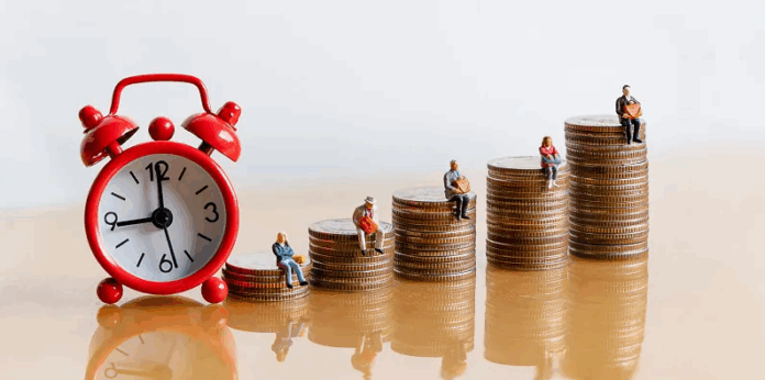 Relógio e idosos sentados em pilhas de moedas simbolizando o tempo e valor da aposentadoria.