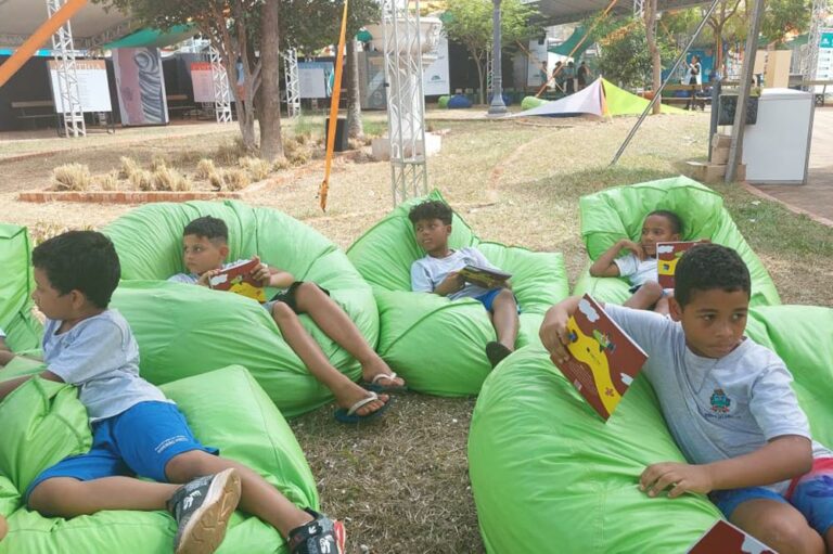 Mais de 10 mil alunos da rede municipal receberão vale-livro; Entenda