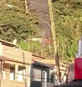 Casa de madeira pega fogo no Morro do Macaco em Guarujá; VÍDEO