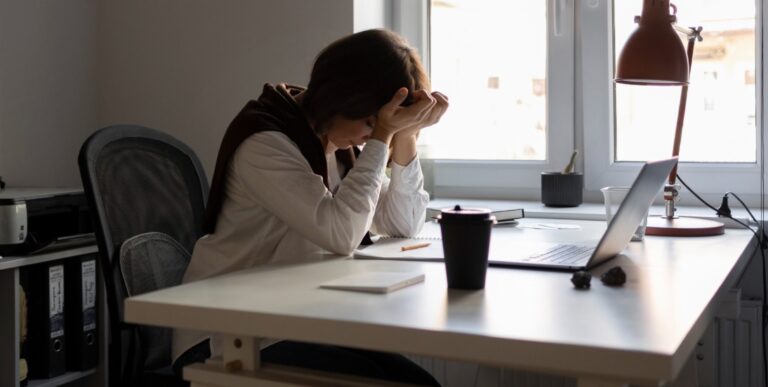 Hiperfoco no trabalho pode esconder problema de saúde mental, alerta psicóloga