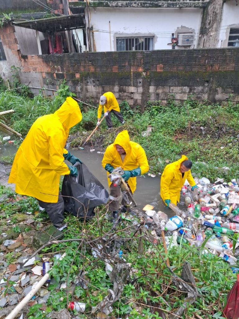 Cerca de 2,5 toneladas de lixo são retiradas de córrego na Zona Noroeste