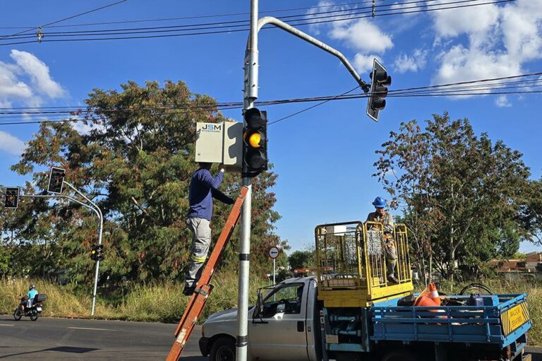 Dois novos semáforos iniciam funcionamento na zona Norte