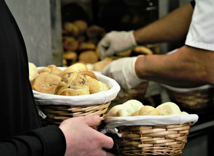 Hoje é Dia do Padeiro! Fomos até a padaria ver como nasce o pão nosso de cada dia 🍞