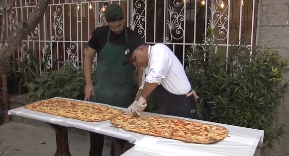 Osteria comemorou o Dia Mundial da Pizza com pizza gigante e lançamento de cardápio