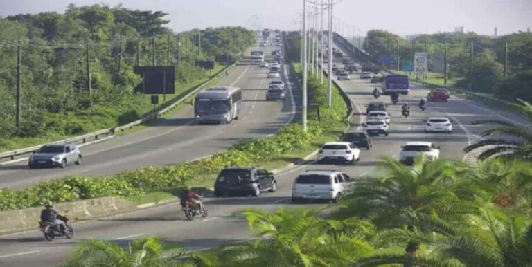 Engavetamento entre quatro veículos deixa um motoqueiro ferido na Ponte do Mar Pequeno