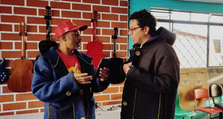 Projeto de SP transforma cobertores em casacos para pessoas em situação de rua