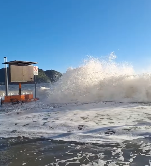 Ressacas com ondas de mais de 3 metros atingem o litoral