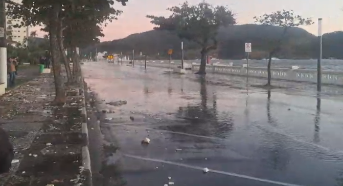 Ressacas devem seguir na região e causam estragos