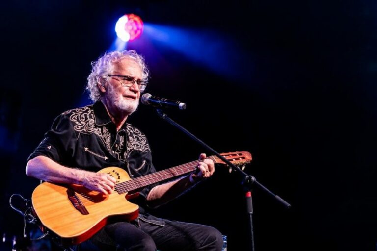 @~Victor Hugo feliz aniversário meu parceiro Deus te abençoe sempre, tmj