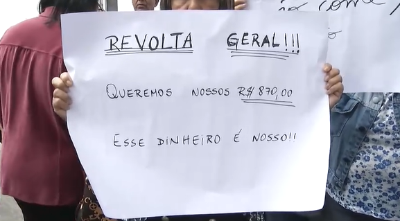 Aposentados fazem protesto após corte de benefícios em São Vicente