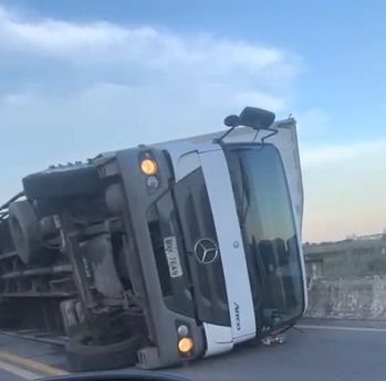 Caminhão tomba em Rodovia de Bertioga