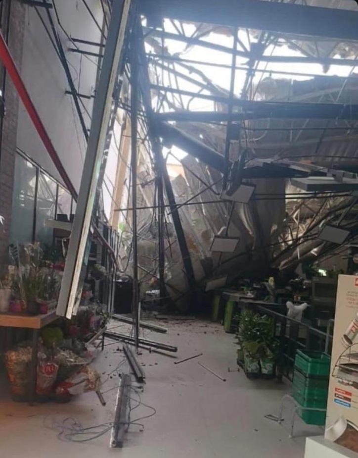 Pão de Açúcar da Riviera é fechado após desabamento de telhado e rachaduras em Bertioga