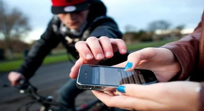 Sábado é o dia com mais furtos de celulares no Brasil, aponta estudo