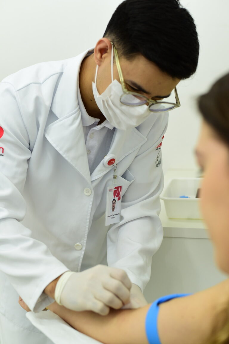 Campinas tem 50 vagas em curso gratuito para quem quer trabalhar na área da saúde coletando sangue