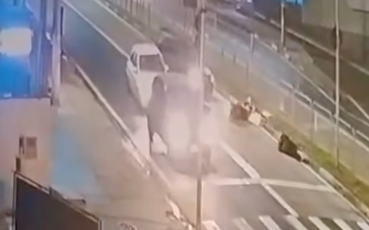 Mulher é atropelada na Avenida Ruy Rodrigues e motorista foge sem prestar socorro