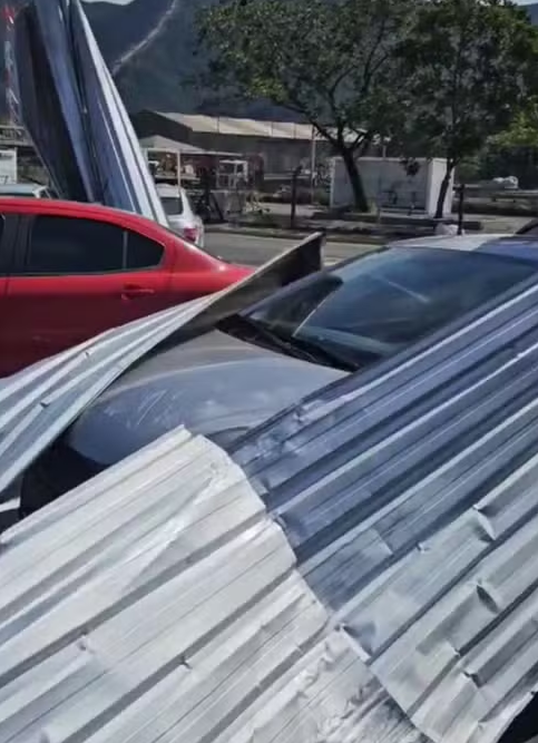 Ventos derrubam telhado em refinaria da Petrobrás em Cubatão e carros foram danificados